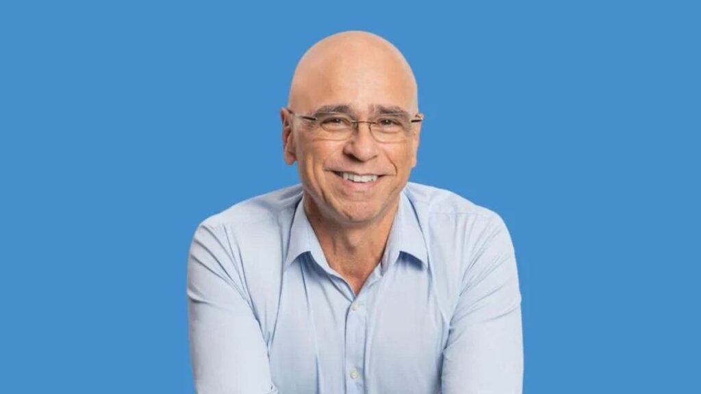 Prefeito Farid Madi durante pronunciamento em comemoração aos 92 anos de emancipação político-administrativa de Guarujá.