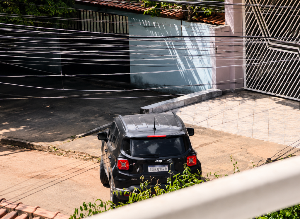 Jeep Renegade preto parado em frente a uma residência em Porto Velho durante ocorrência investigada pela Polícia Civil.
