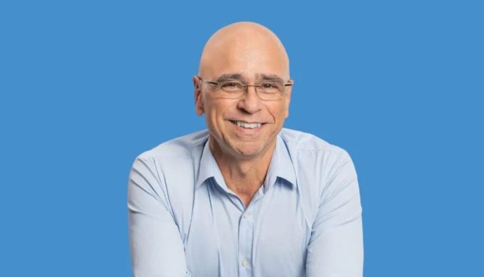 Prefeito Farid Madi durante pronunciamento em comemoração aos 92 anos de emancipação político-administrativa de Guarujá.