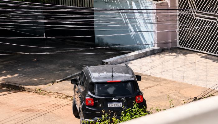 Jeep Renegade preto parado em frente a uma residência em Porto Velho durante ocorrência investigada pela Polícia Civil.