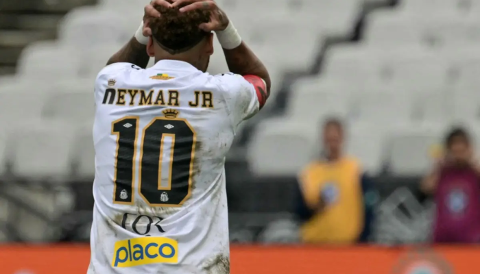 Neymar lamenta durante a partida entre Santos e Coritiba, na Neo Química Arena (NELSON ALMEIDA/AFP)